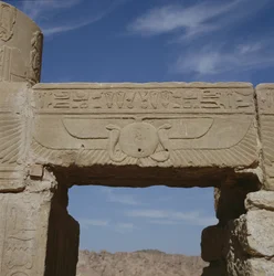 Architrav mit Schnitzerei, aus dem Tempel der Isis